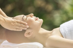 エステを受ける女性