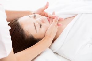 エステを受ける女性